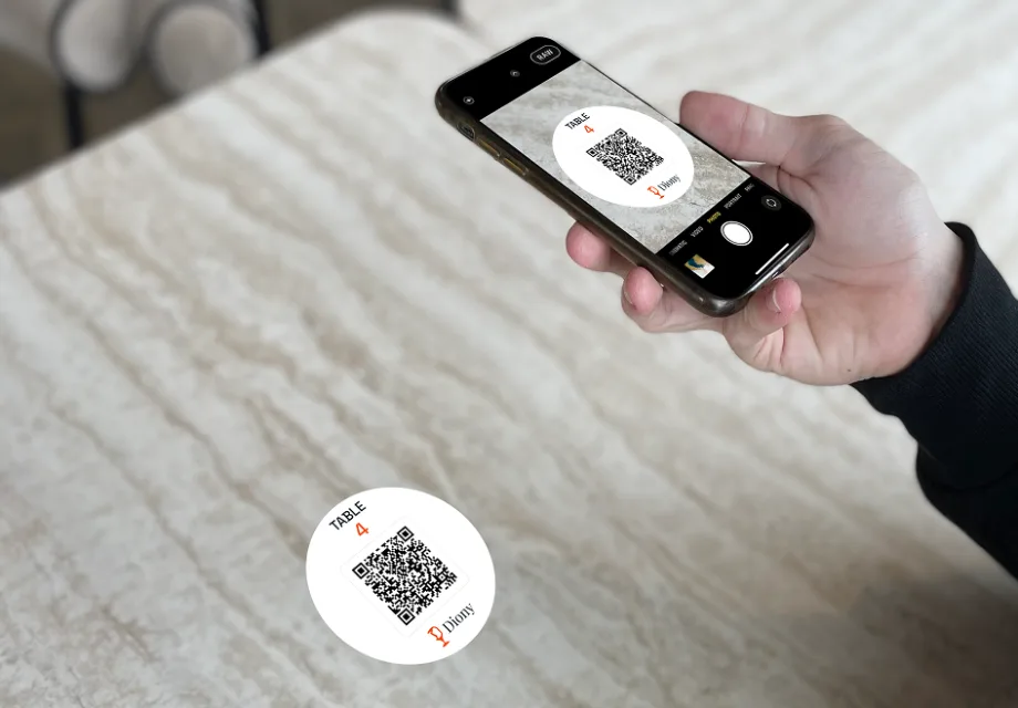 Client scannant un QR code à table pour consulter le menu Diony