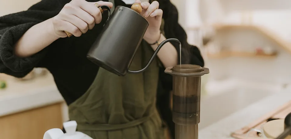 Barista préparant un café de spécialité