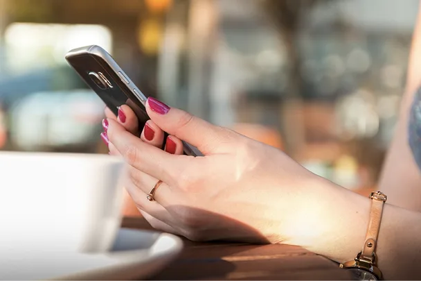 Smartphone en main affichant l'application Diony