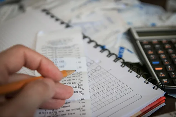 Addition et calcul des coûts au restaurant