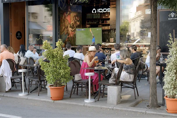 Terrasse animée d'un restaurant